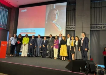 Autoridades da ONU, Anatel (Presidente Carlos Baigorri e Conselheiros, Ministro das Comunicações (Frederico Siqueira), deputado Juscelino Filho e executivos da Claro • Reprodução