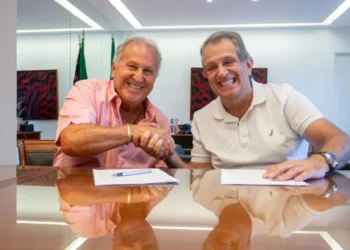 Zico e Bap, presidente do Flamengo, assinam contrato • Mariana Sá/Flamengo