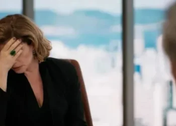 Odete Roitman se surpreende ao descobrir quem vazou informações da TCA • Reprodução/Globoplay