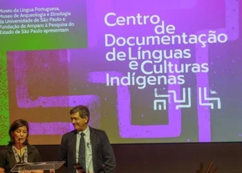 A diretora executiva do Museu da Língua Portuguesa, Renata Motta, e o diretor do Museu de Arqueologia e Etnologia, Eduardo Góes Neves • Cecília Bastos/USP Imagens