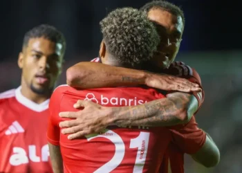 Alan Patrick abraça Wesley em comemoração de gol de Inter 3 x 0 Maracanã pela Copa do Brasil • Ricardo Duarte / Internacional