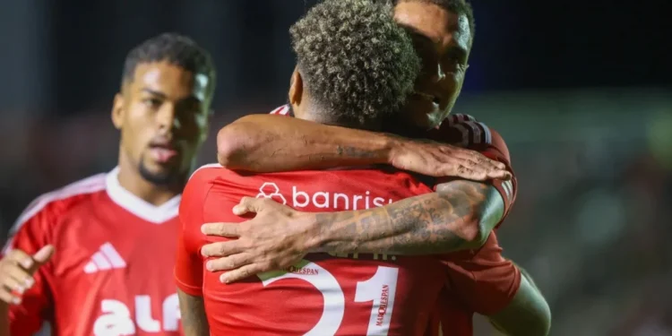 Inter perde três pênaltis, mas vence Maracanã e avança na Copa do Brasil