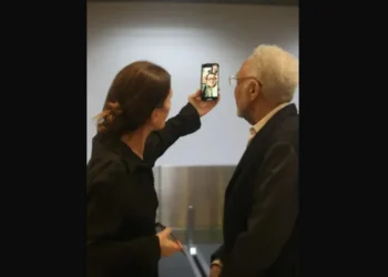 Em aeroporto do Rio, Gilberto Gil conversa com a filha • Priscila Silva/AgNews