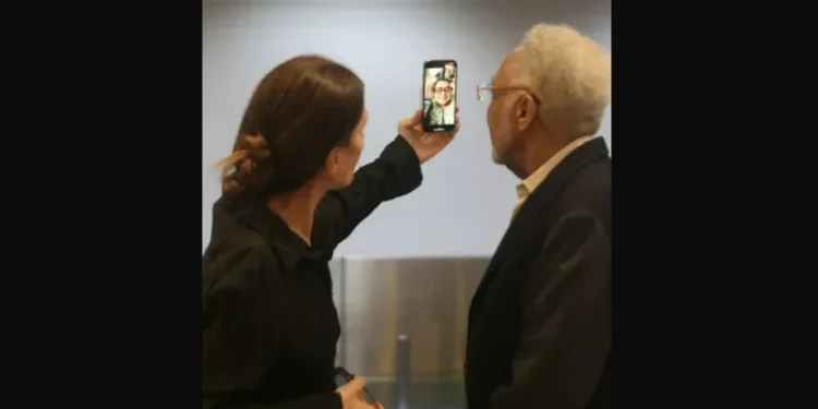 Em aeroporto do Rio, Gilberto Gil conversa com a filha • Priscila Silva/AgNews