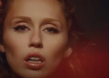 Miley Cyrus no clipe de "Something Beautiful" • Youtube/ Miley Cyrus