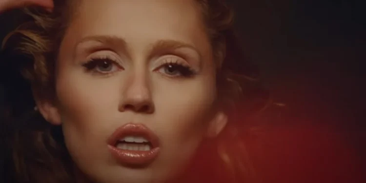 Miley Cyrus faz relato comovente sobre luta contra a dependência química