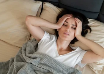 Dormir pouco pode alterar ligeiramente o funcionamento do cérebro em pessoas com enxaqueca - 
crédito: Freepik