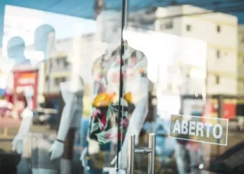 Governo quer que patrões e funcionários negociem as compensações para quem trabalhar em feriados Foto: Getty Images / BBC News Brasil