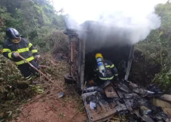 Carro pega fogo após motorista perder controle e cair em ribanceira de oito metros na TO-404