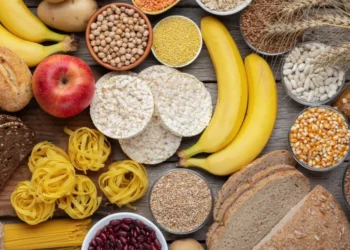 Carboidratos de alta qualidade incluem grãos integrais, leguminosas, frutas e tubérculos  • Prostock-Studio/GettyImages