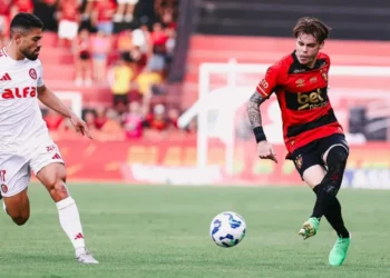 Disputa de bola em Sport x Internacional pelo Brasileirão • Paulo Paiva/ Sport Recife