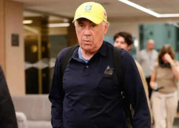 Novo técnico da Seleção, Ancelotti chega no Brasil com boné da CBF • Rafael Ribeiro / CBF