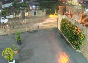 Tampa de bueiro voou e atingiu carro; impacto fez celular • Reprodução