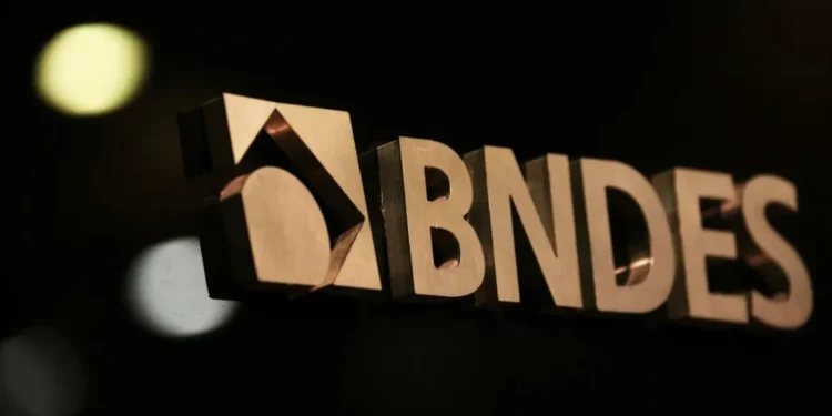 Logo do BNDES no edifício-sede do banco • Sergio Moraes/Reuters