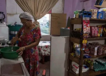 A sobrecarga da mulher reforça uma crença presente na sociedade brasileira: que o trabalho doméstico é uma tarefa essencialmente feminina
crédito: Nelson Almeida/AFP