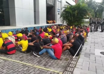 Membros de organizada do Sport detido antes do jogo contra o Internacional — Foto: Divulgação/PM