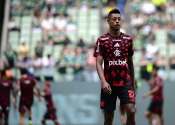 Bruno Henrique, do Flamengo, no aquecimento antes do jogo contra o Palmeiras, no Allianz Parque, pelo Campeonato Brasileiro — Foto: Marcos Ribolli