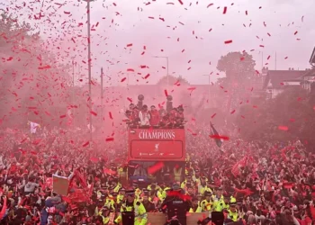Liverpool desfila pela cidade e comemora o título da Premier League — Foto: Getty Images