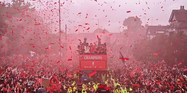 Liverpool desfila pela cidade e comemora o título da Premier League — Foto: Getty Images