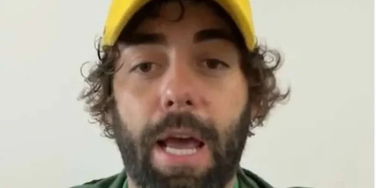 Líder bolsonarista que fugiu de BH chora e pede ajuda a Eduardo Bolsonaro