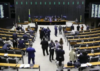 Deputados durante sessão no plenário da Câmara • Foto: Kayo Magalhães/Câmara dos Deputados