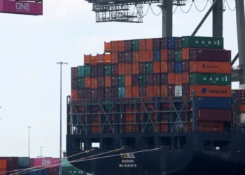 Navio de carga é carregado com contêineres no Porto Elizabeth, Nova Jersey, EUA • 12/07/2023REUTERS/Mike Segar/Arquivo