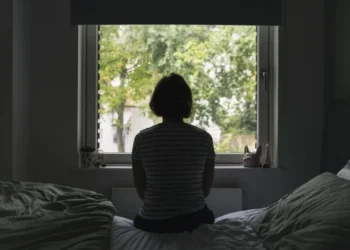 A solidão aumenta o risco de morte independentemente da saúde física e mental, aponta estudo  • Justin Paget/GettyImages