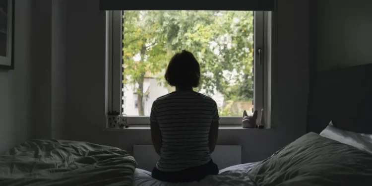 Solidão aumenta risco de morte em mulheres na meia-idade, aponta estudo