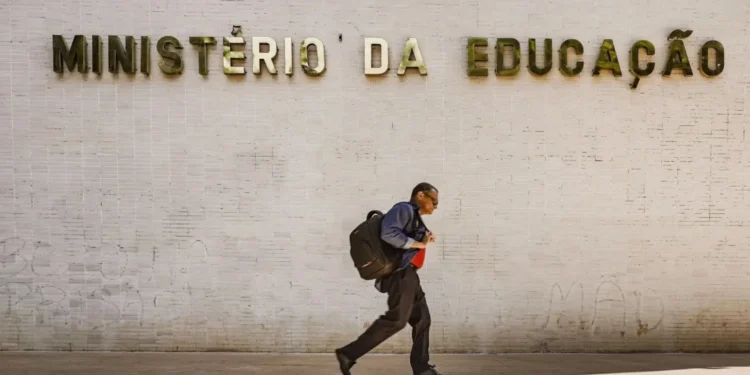 Governo anuncia recurso extra de R$ 400 mi para universidades e institutos