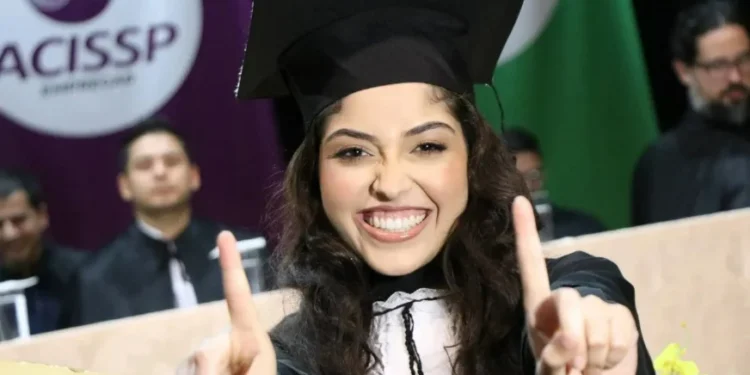 “Fiquei sozinha”: a história da única formada em curso de Federal em MG