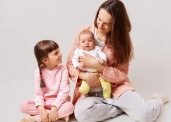 O sentimento de pertencimento fará com que os irmãos mais velhos também fiquem felizes e preenchidos com um novo ser na 'nossa' família
crédito: Freepik