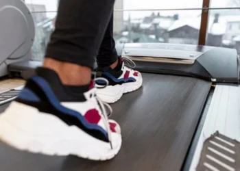 Andar para trás na esteira é recomendado para reabilitação, treinos funcionais e treinos voltados para a prática de certos esportes
crédito: Freepik