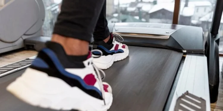 Retro Walking: a estranha prática de caminhar para trás na esteira