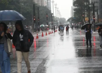 Onda de frio vai atingir grande parte do país • Renato S. Cerqueira/Ato Press/Estadão Conteúdo