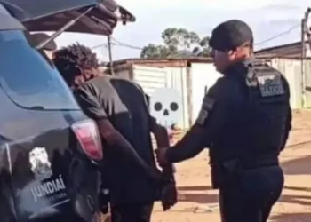 Os GMs o prenderam em uma região de cracolândia