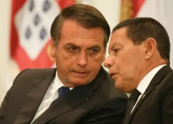 Hamilton Mourão e o ex-presidente da República, Jair Bolsonaro • Antonio Cruz/ Agência Brasil