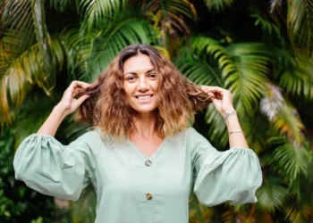 Veja como cuidar da saúde capilar no período pós-parto  • Freepik