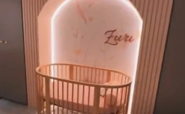 Rosa, marrom e luz de LED: veja quarto de Zuri, filha de Brunna e Ludmilla