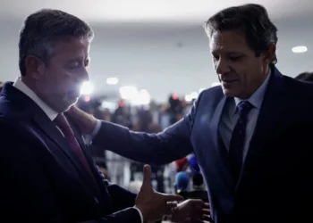 Haddad e Lira cumprimentam-se no Palácio do Planalto • 18/04/2023REUTERS/Ueslei Marcelino