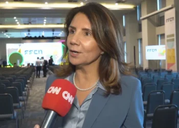 Ana Toni, CEO da COP30, durante entrevista à CNN Brasil. • Ana Toni durante entrevista à CNN Brasil.