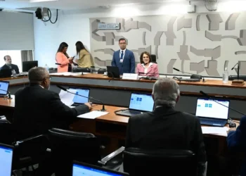 A senadora Damares Alves (Republicanos-DF) presidiu a reunião da Comissão Assuntos Sociais (CAS) desta quarta-feira (28) • Carlos Moura/Agência Senado