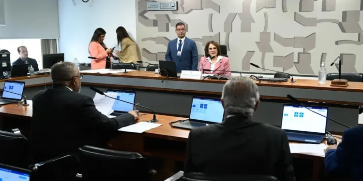 A senadora Damares Alves (Republicanos-DF) presidiu a reunião da Comissão Assuntos Sociais (CAS) desta quarta-feira (28) • Carlos Moura/Agência Senado