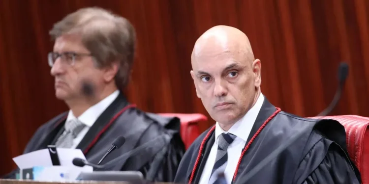 O ministro Alexandre de Moraes, do Supremo Tribunal Federal (STF) e ao fundo o procurador-geral da República, Paulo Gonet • Antonio Augusto/Secom/TSE