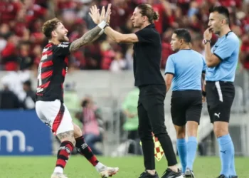 Léo Pereira comemora com Filipe Luís gol que garantiu a classificação do Flamengo às oitavas da Libertadores • Gilvan de Souza/Flamengo