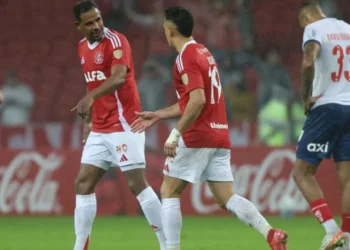 Internacional vira, avança na Libertadores e manda Bahia para Sul-Americana