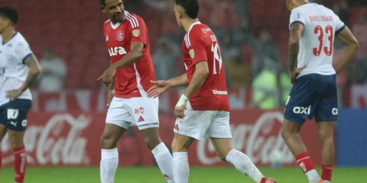 Internacional vira, avança na Libertadores e manda Bahia para Sul-Americana