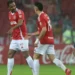 Internacional vira, avança na Libertadores e manda Bahia para Sul-Americana