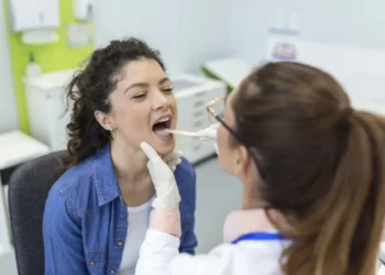 Bactéria comum da boca pode ajudar a prever evolução de câncer de cabeça e pescoço, segundo estudo  • stefamerpik/Freepik