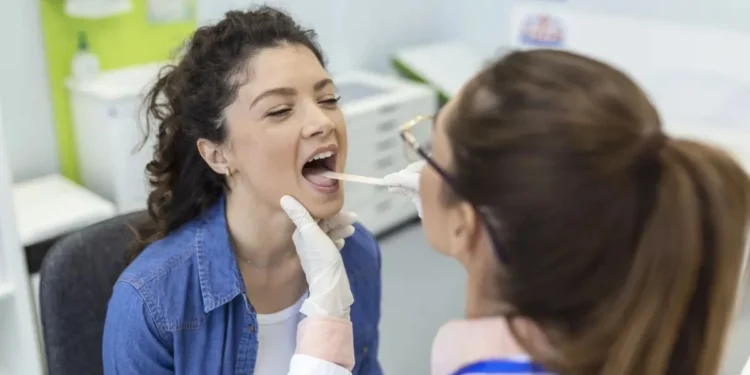 Bactéria na boca pode ajudar a prever evolução de um tipo de câncer; veja