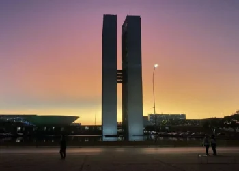 Pôr do sol na Praça dos Três Poderes, em Brasília • José Cruz/Agência Brasil